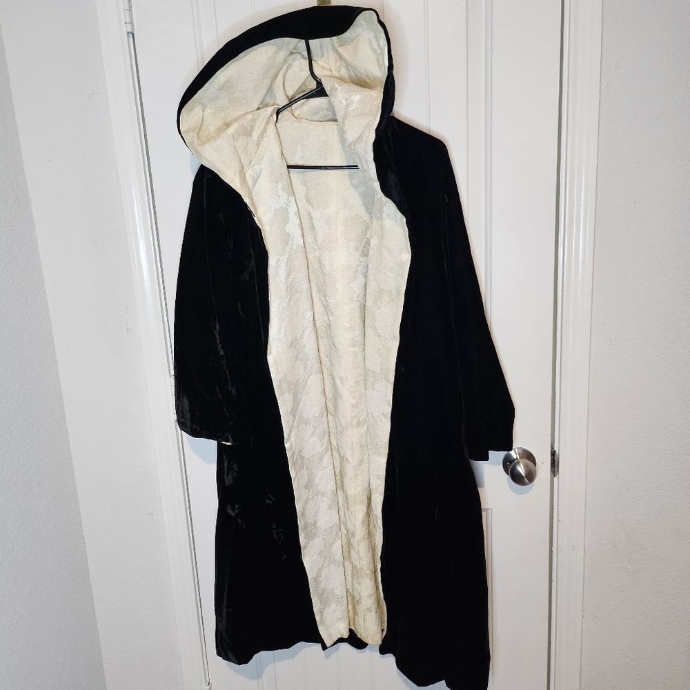 ​Vintage Black Velvet Hooded Cloak Cream Floral Brocade Lining 25" PTP OSFM